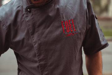 detail na logo Fuel bistra, které má šefkuchař na svém rondonu