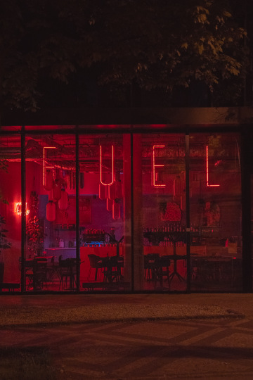 pohled na červeně nasvícenou výlohu Fuel bistra