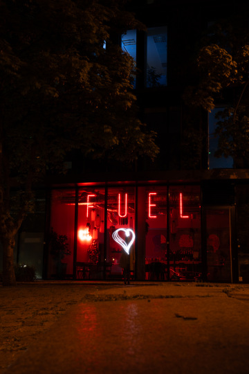 noční pohled na Fuel bistro + svítící srdce