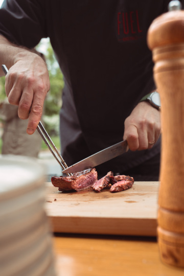 detail krájení steaku ve Fuel bistru