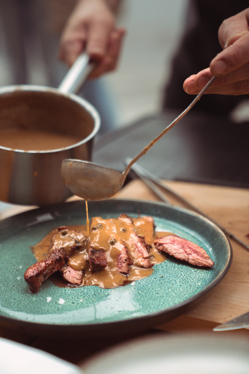 detail naservírovaného steaku s pepřovou omáčkou ve Fuel bistru