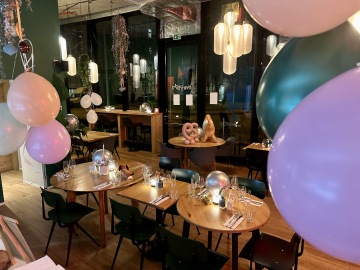 soukromá oslava uvnitř bistra na Karlíně