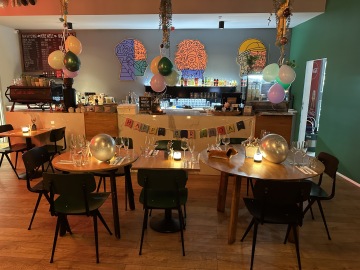 vyzdobený stůl v bistru pro narozeninovou oslavu