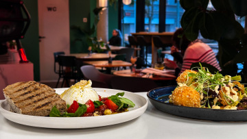 číšník servírující jídlo