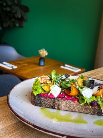 open sandwich s řepovou pomazánkou ve Fuel bistru