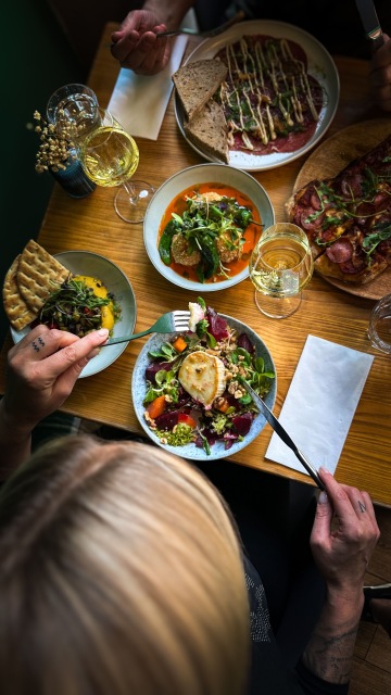 detail vidličky salátu ve Fuel bistru