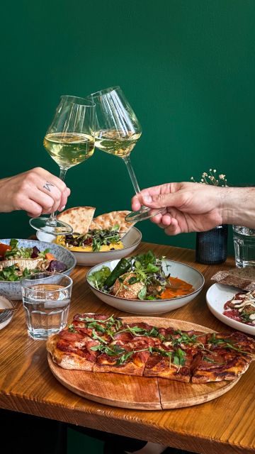 stůl plný jídla z večerního menu a ťukání vínem