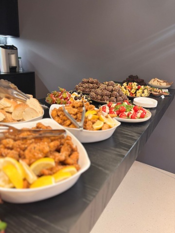 pohled na český raut plný řízků